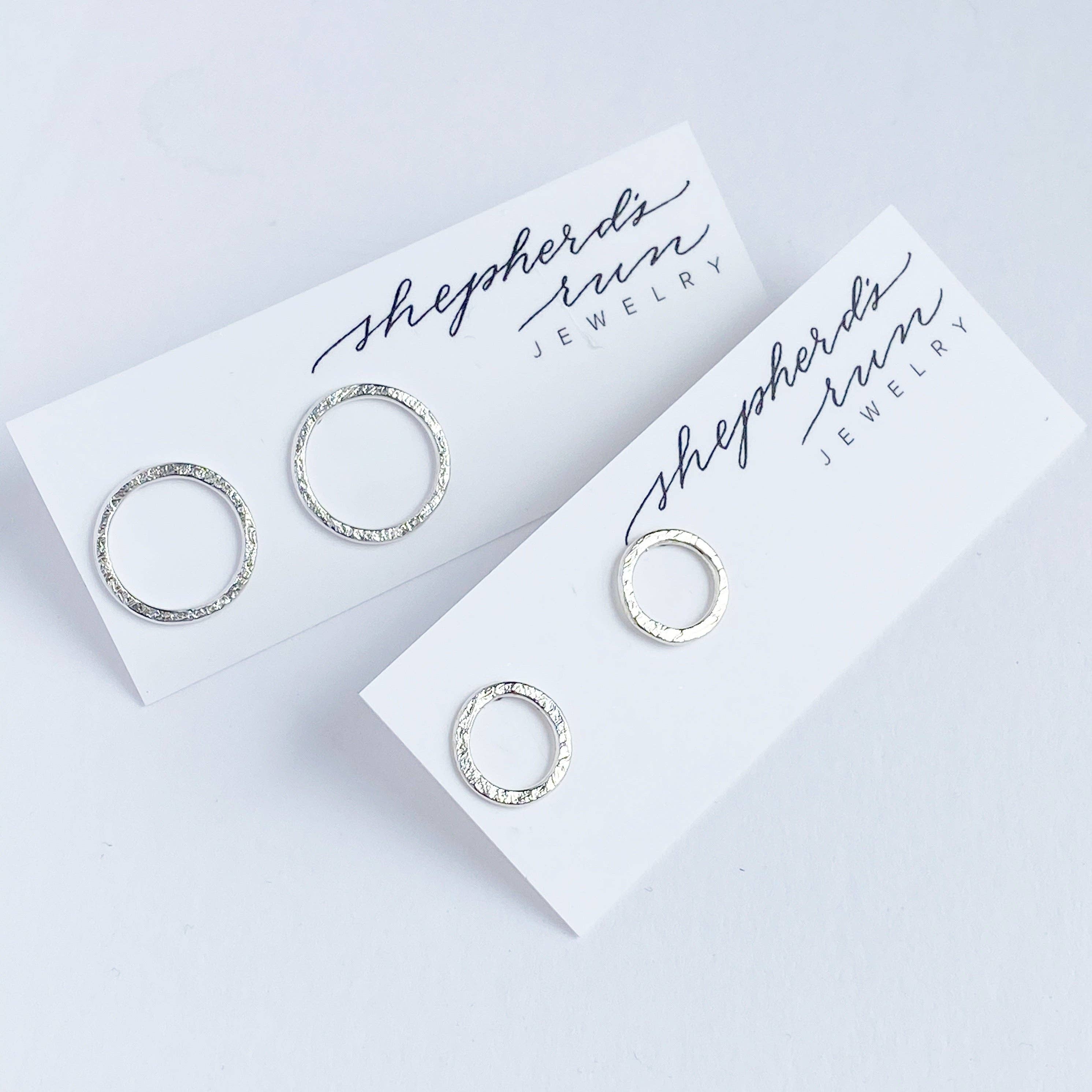 Shepherd’s Run Jewelry - Vendita all'ingrosso Orecchini a bottone - Mini Halo Stud4