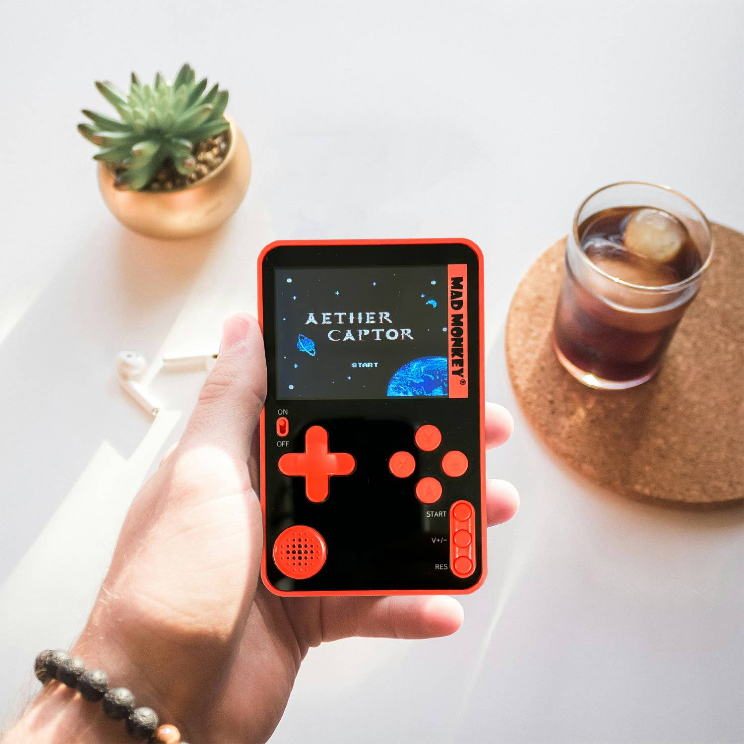 Mad Monkey GmbH - Wholesale Electronic Toy - Kids & Baby - Mad Monkey - Retro Slim Console - incl. 300x 8-Bit Games