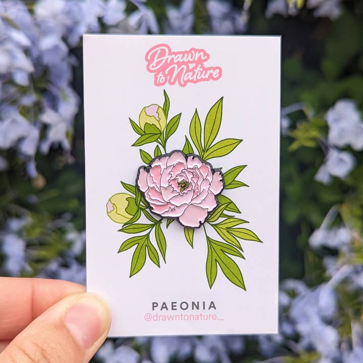 Épinglette en forme de pivoine rose - Épinglettes florales en émail pour la vente par Drawn to Nature