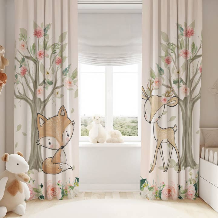 Rideaux occultants floraux blush avec animaux de la forêt pour la vente par Empowering Decor