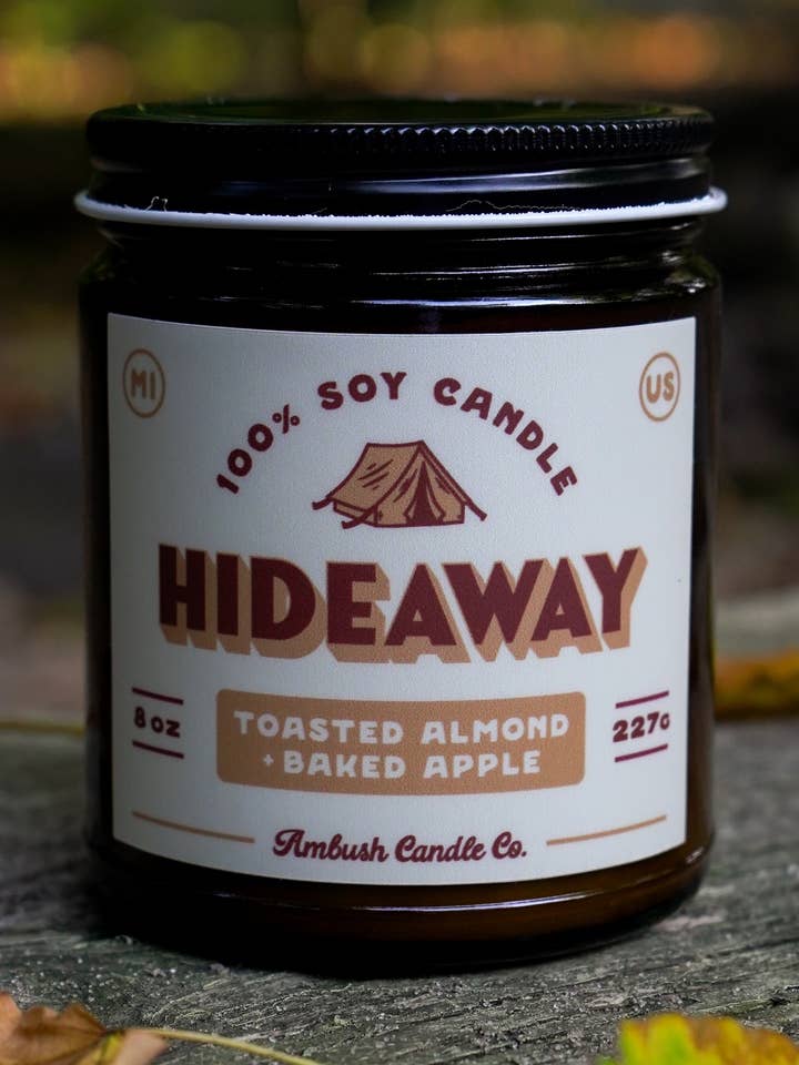 Hideaway | Candela di soia da 8 once con mandorle tostate + mela cotta per la vendita all'ingrosso da parte di Ambush Candle Co.