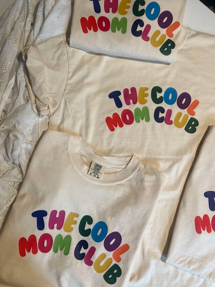 maglietta grafica del club delle mamme cool per la vendita all'ingrosso da parte di Banks & Co.
