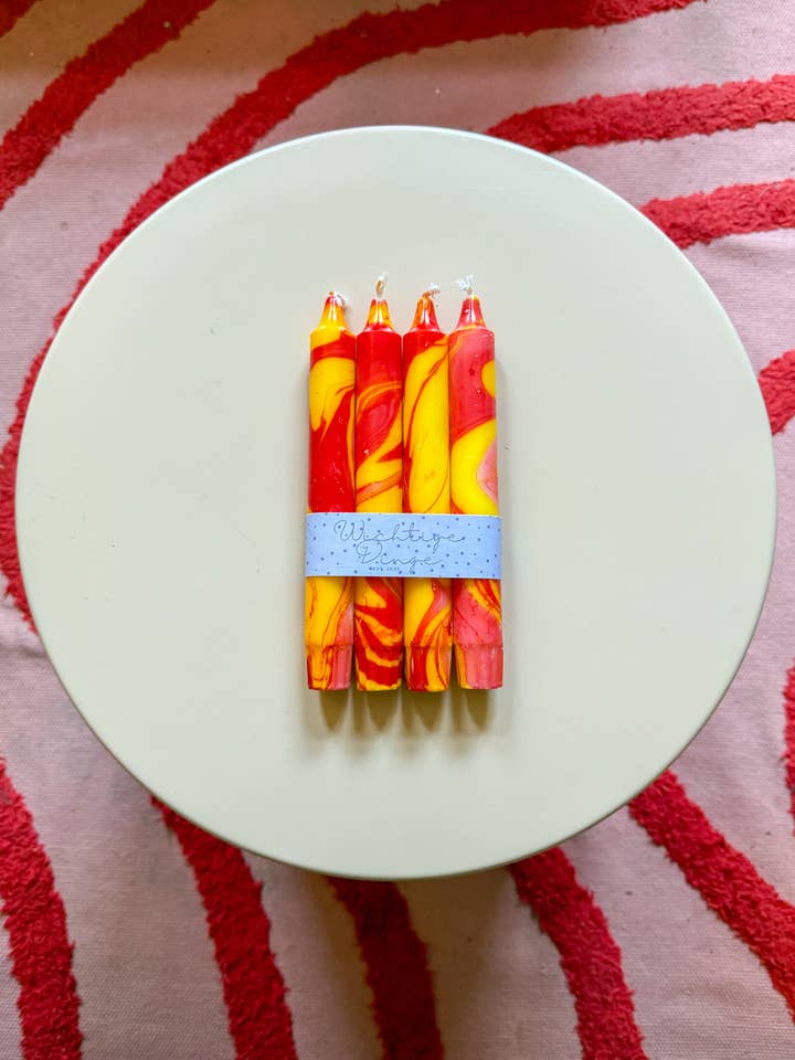 Bougies Teintées Dip Neon Lot de 4 Jaune & Rouge Marbré – Décoration Premium Teintée à la Main pour la vente par Wichtigedinge