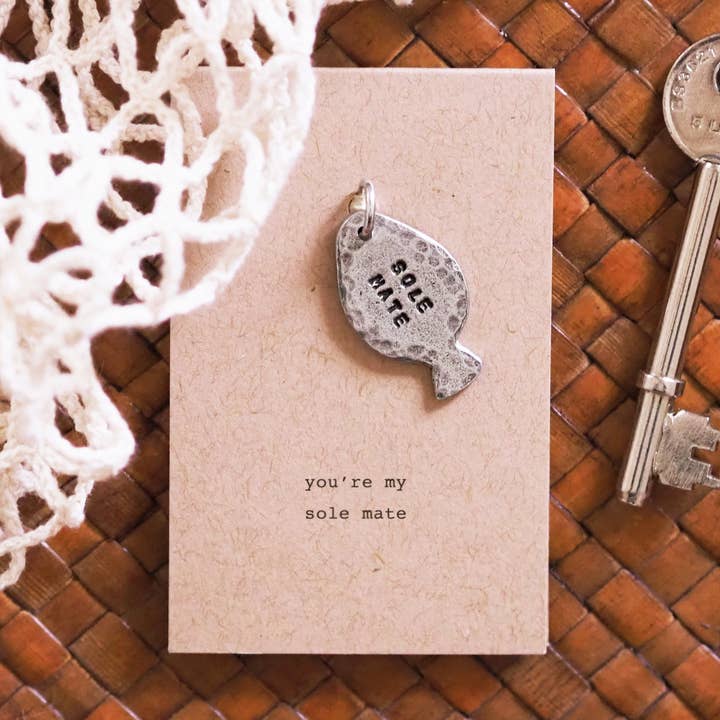 'Sole Mate' Fisk Nøglering Charm for engroshandel hos Kutuu