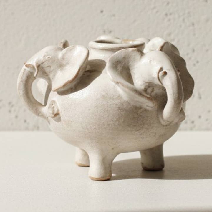 Pot éléphant sur pied en céramique fait main pour la vente par Sok Living