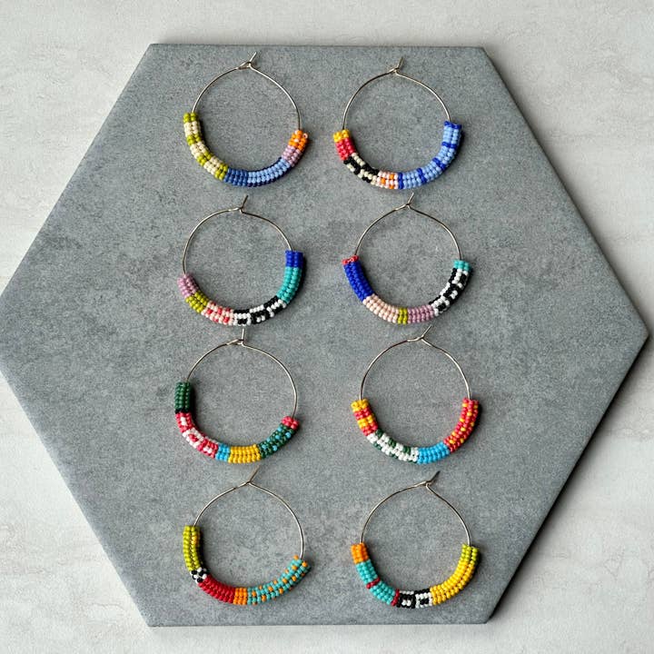 Boucles d'oreilles créoles perlées pour la vente par Designed by Lei