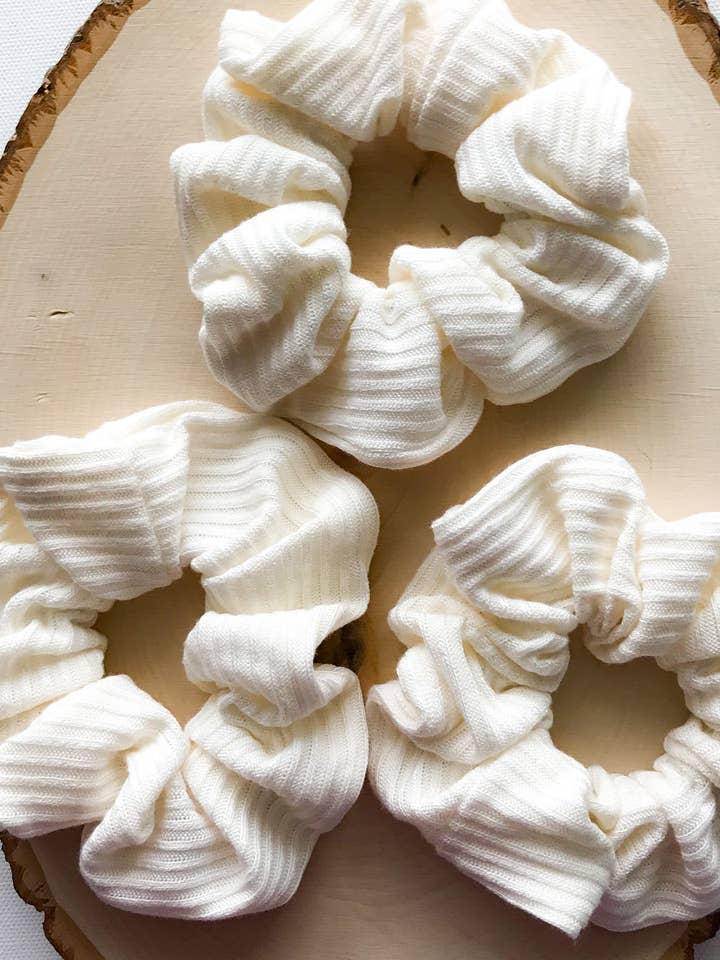 Creme Strik Scrunchie for engroshandel hos Designs By Rita