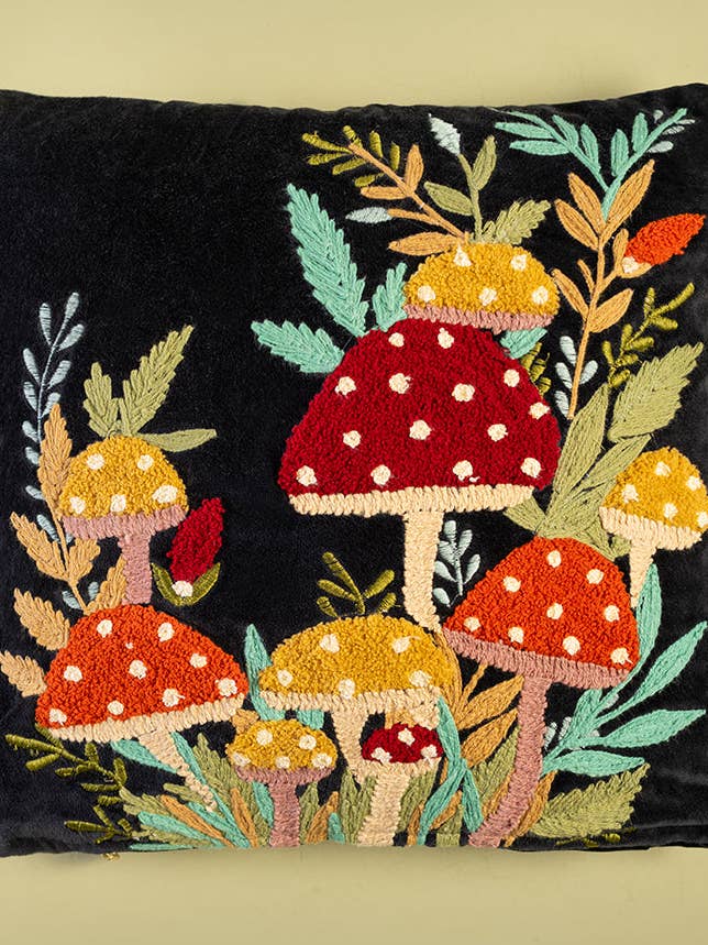 Copricuscino Ricamato Nero con Funghi. per la vendita all'ingrosso da parte di Ian Snow Ltd