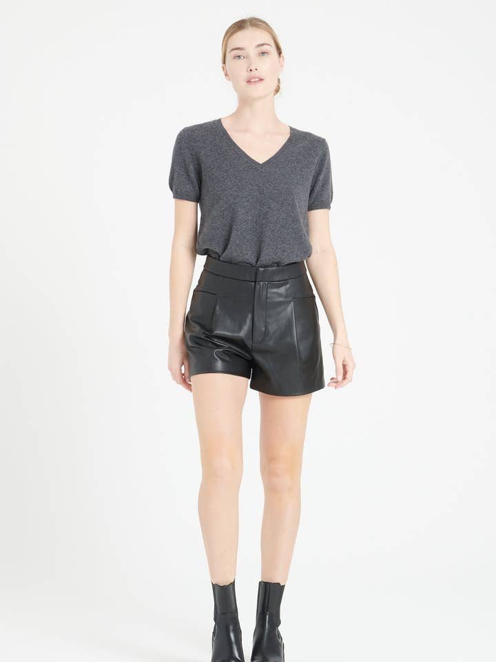 T-shirt scollo a V in cashmere LILLY 14 per la vendita all'ingrosso da parte di STUDIO CASHMERE8