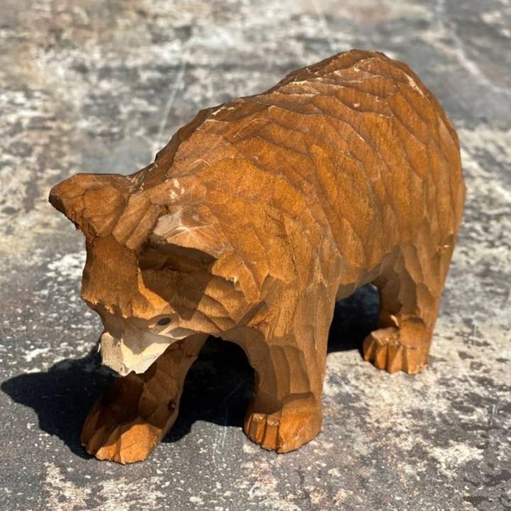 Carved walking bear for wholesale by LES SCULPTEURS DU LAC