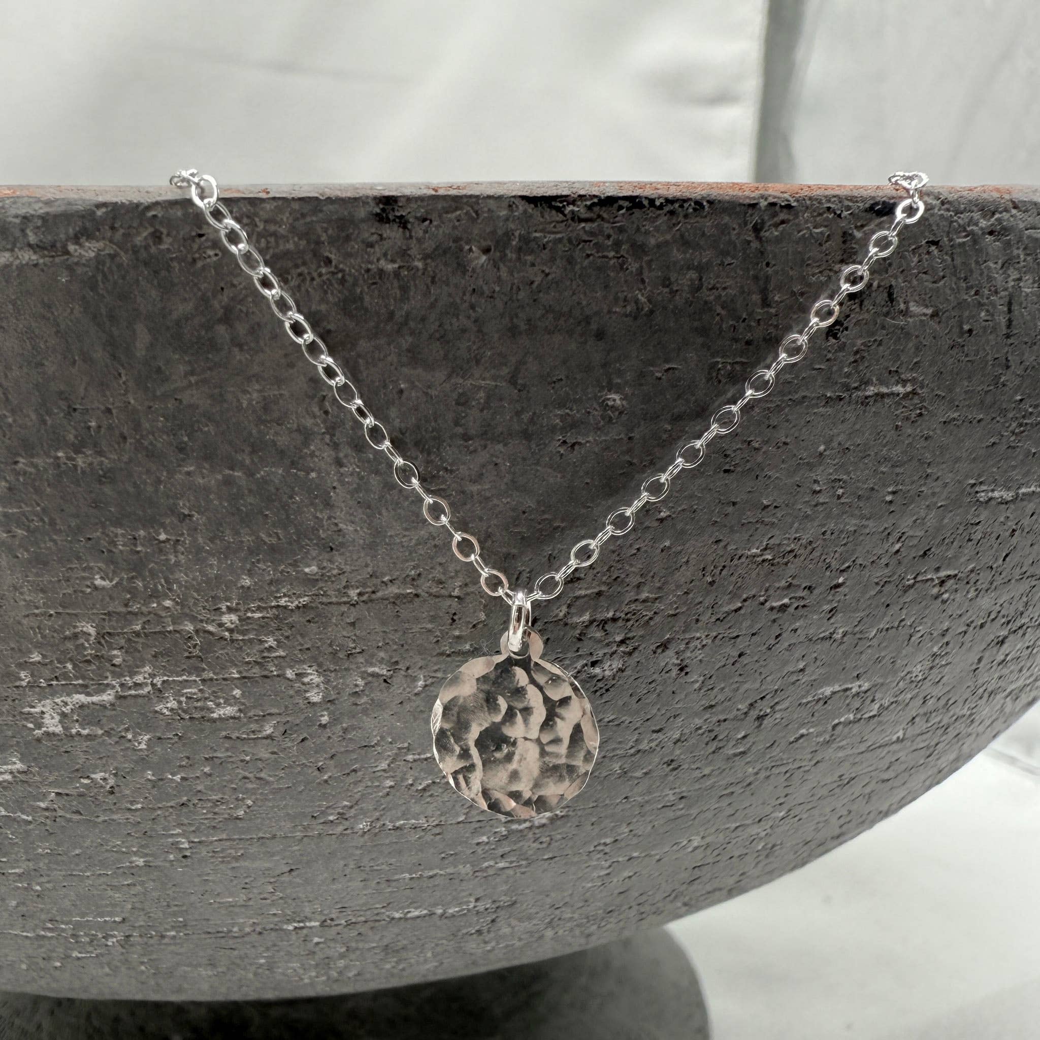 Sela+Sage - Vente Colliers à pendentif - Collier Goutte Martelé à la Main, Pièce en Or Rempli5