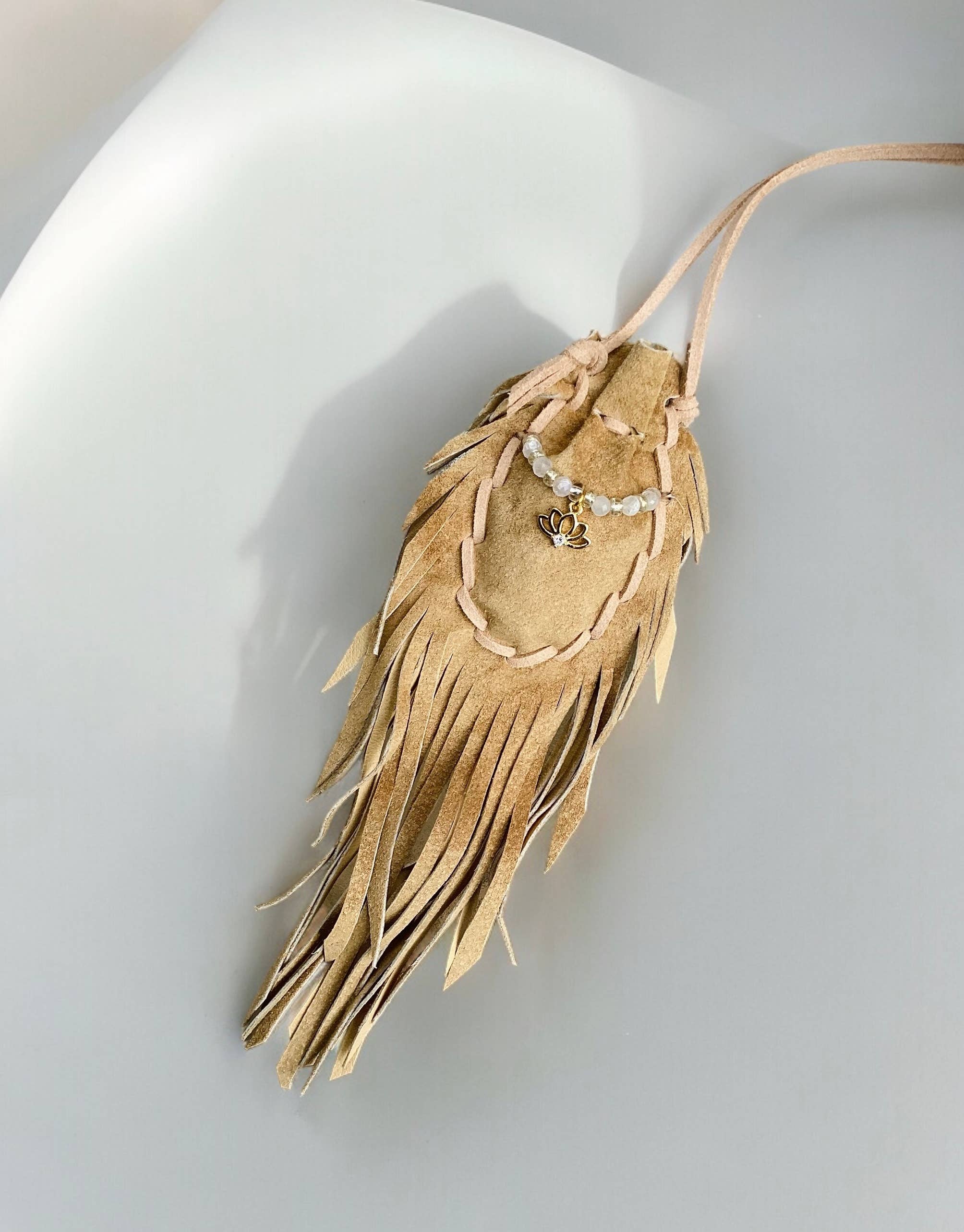 Shamana Co. – Großhandel Kette mit Anhänger/Charm – Leyla Amuletttasche mit Fransen, Ledertasche, Medizintasche, Halskette 1