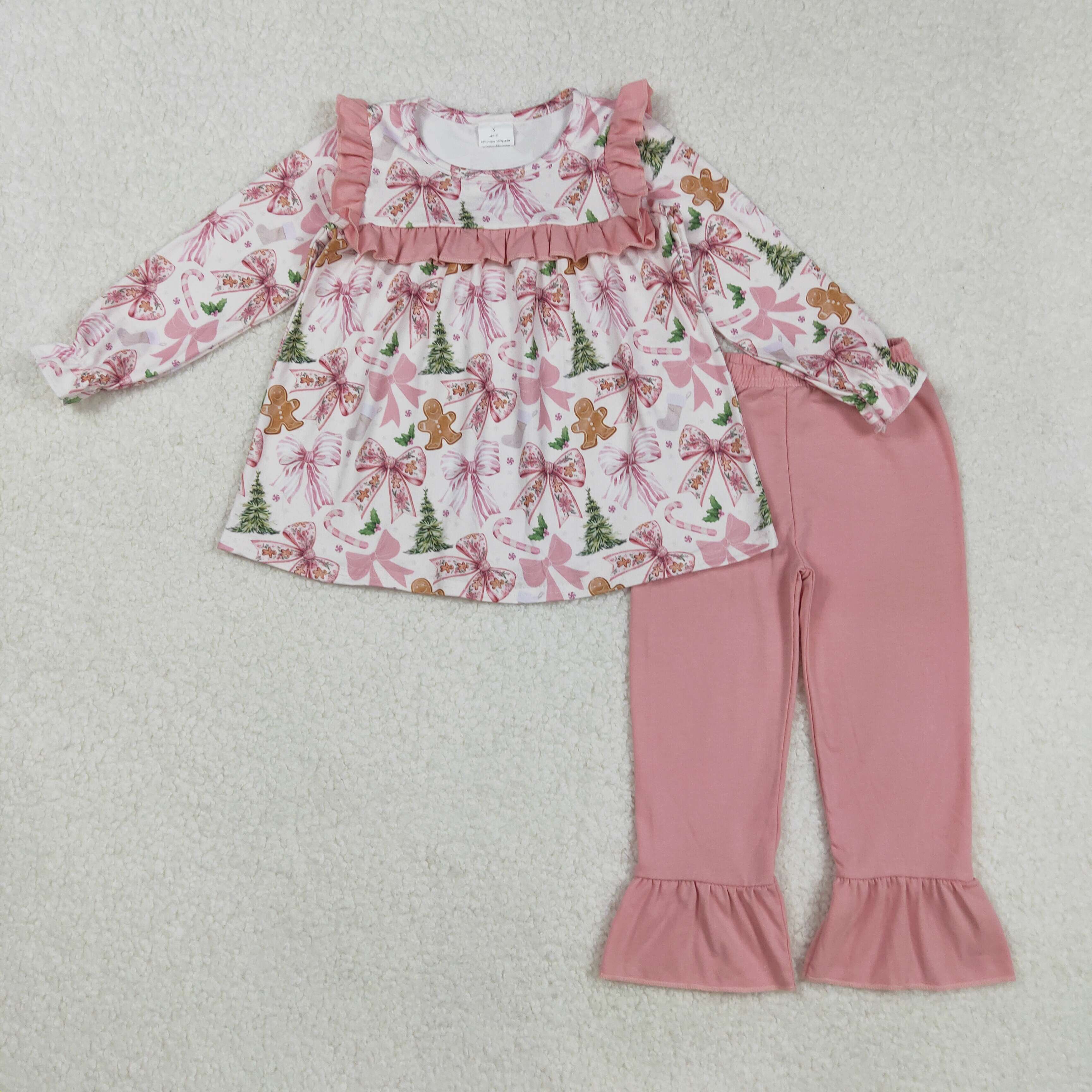Aier Wholesale - Vente Ensemble haut et pantalon – enfant - Ensemble de vêtements de Noël pour bébés filles avec manches longues à volants, tunique et pantalon avec motifs de Père Noël, pain d'épice et sapins.6