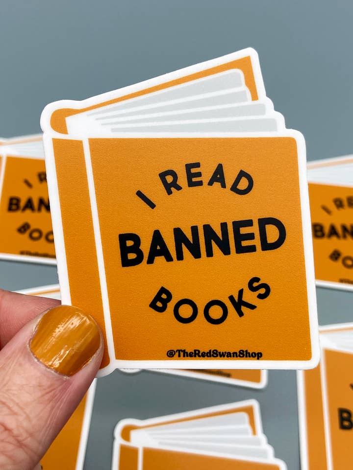 Adesivo in vinile - I read banned books per la vendita all'ingrosso da parte di The Red Swan Shop