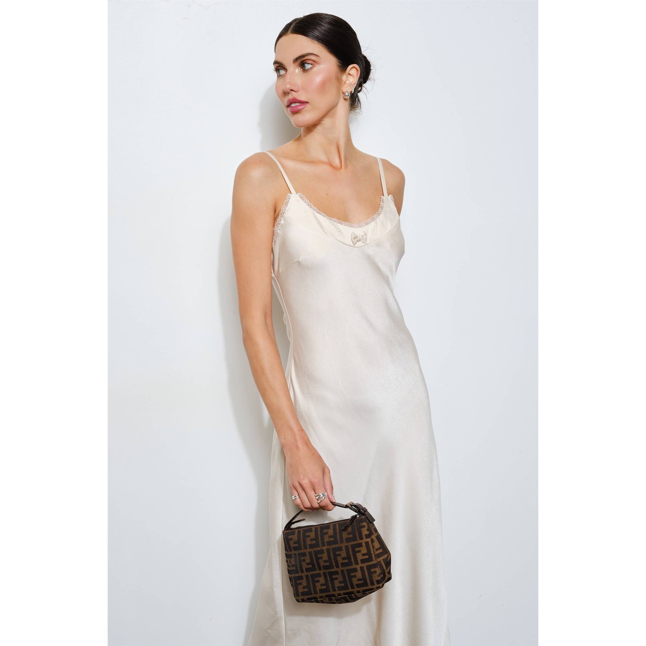 IVOIRE Robe nuisette à dos ouvert Genevieve en satin ivoire en vente sur Faire0