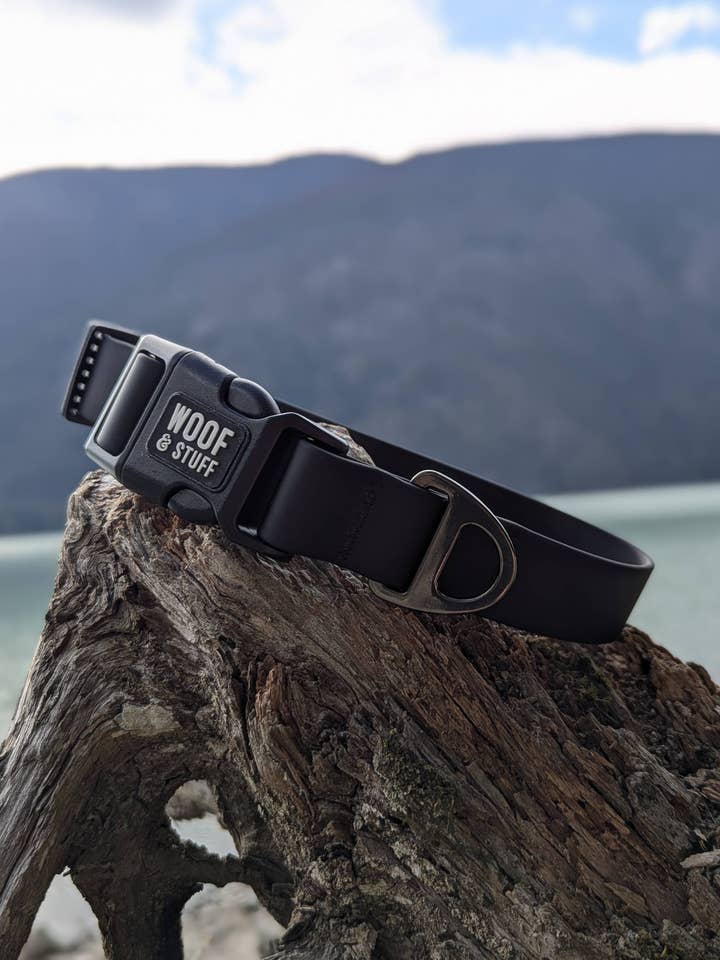 Col imperméable Raven pour la vente par woof and stuff