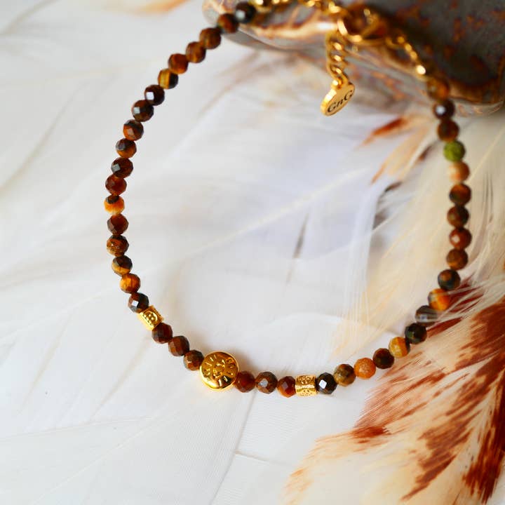 Armbånd med tigerøje og gyldne vedhæng for engroshandel hos GINANDGER