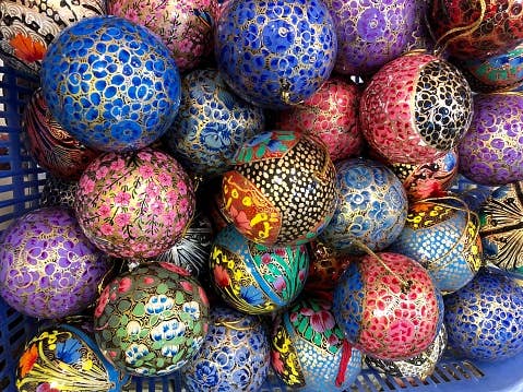 Wanderlust Global - Venta al por mayor Adornos - Adorno en forma de bola de papel maché de 2 pulgadas1