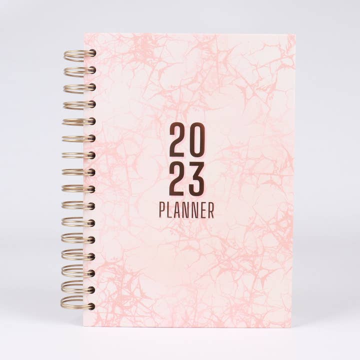 Agenda a spirale 2023 color rosa crema, formato A5 per la vendita all'ingrosso da parte di Amy Designs