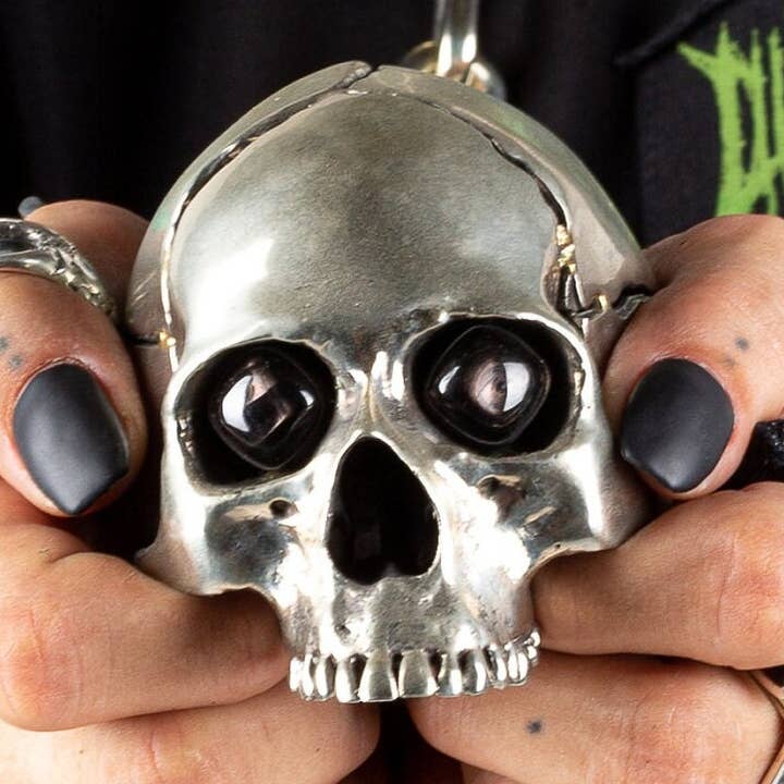 Silver Metal Skallskulptur med Hypersthenstenögon för wholesale av JUNGLE TRIBE