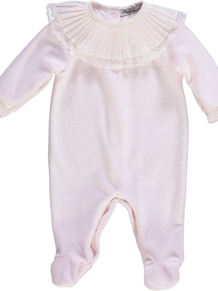 Grenouillère de fille rose avec col plissé pour la vente par Piccola Speranza