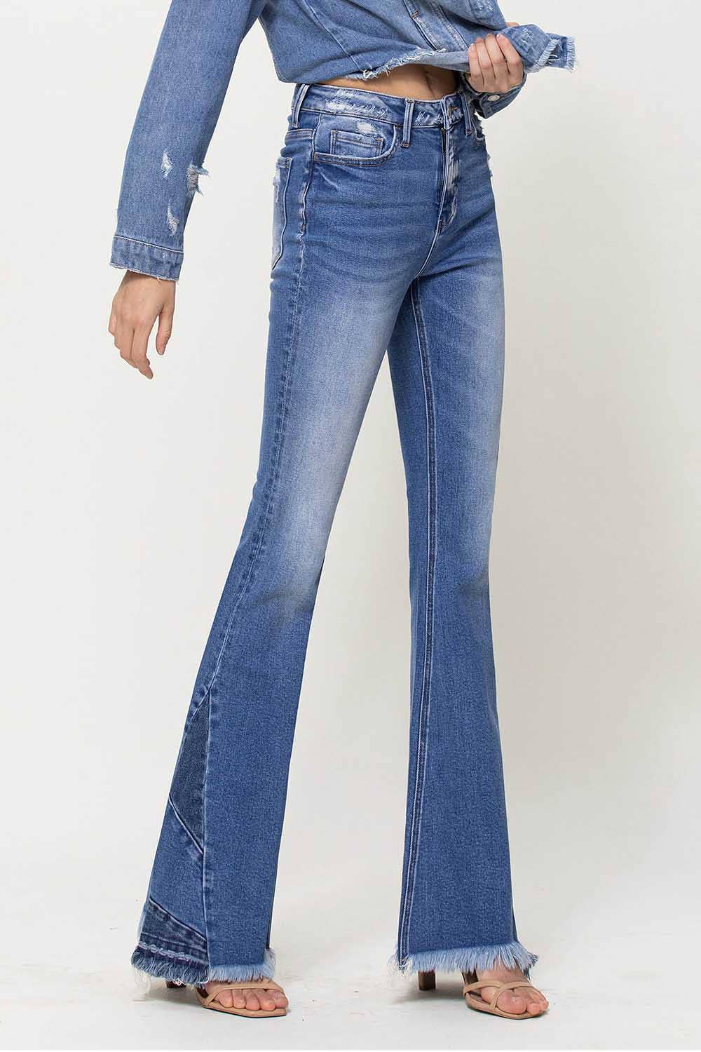 PATCHE MICH SUPER FLARE-JEANS MIT HOHER TAILLE UND AUSGEFRANSTEM SAUM AN DEN SEITEN V2424N für den Großhandel auf Faire12