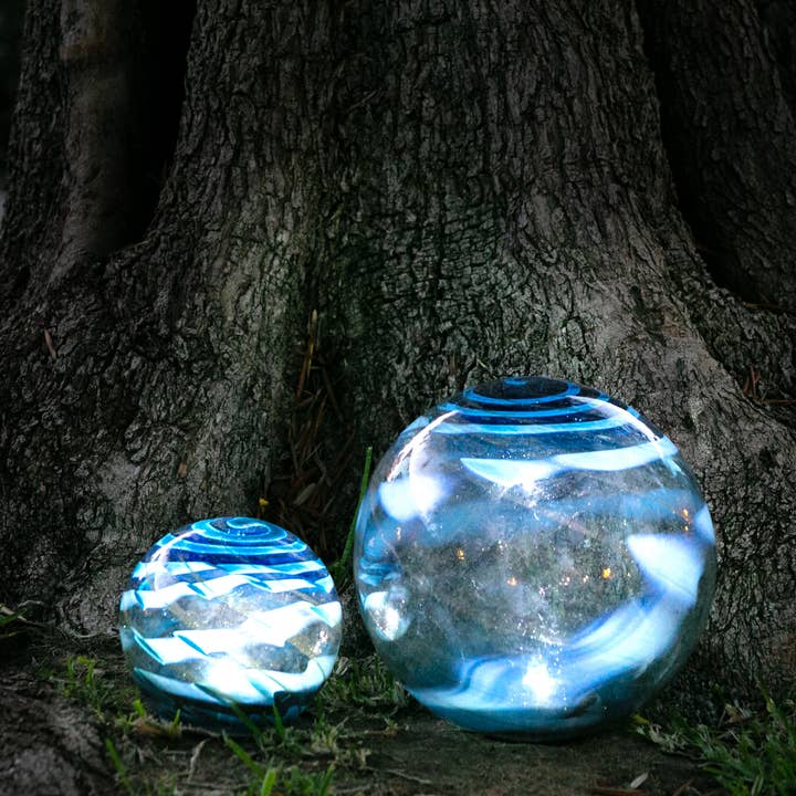 ApricotMint - Vente Bibelots/décorations d'extérieur - Orbe solaire LED en verre d'art, bleu clair avec tourbillon d'or2