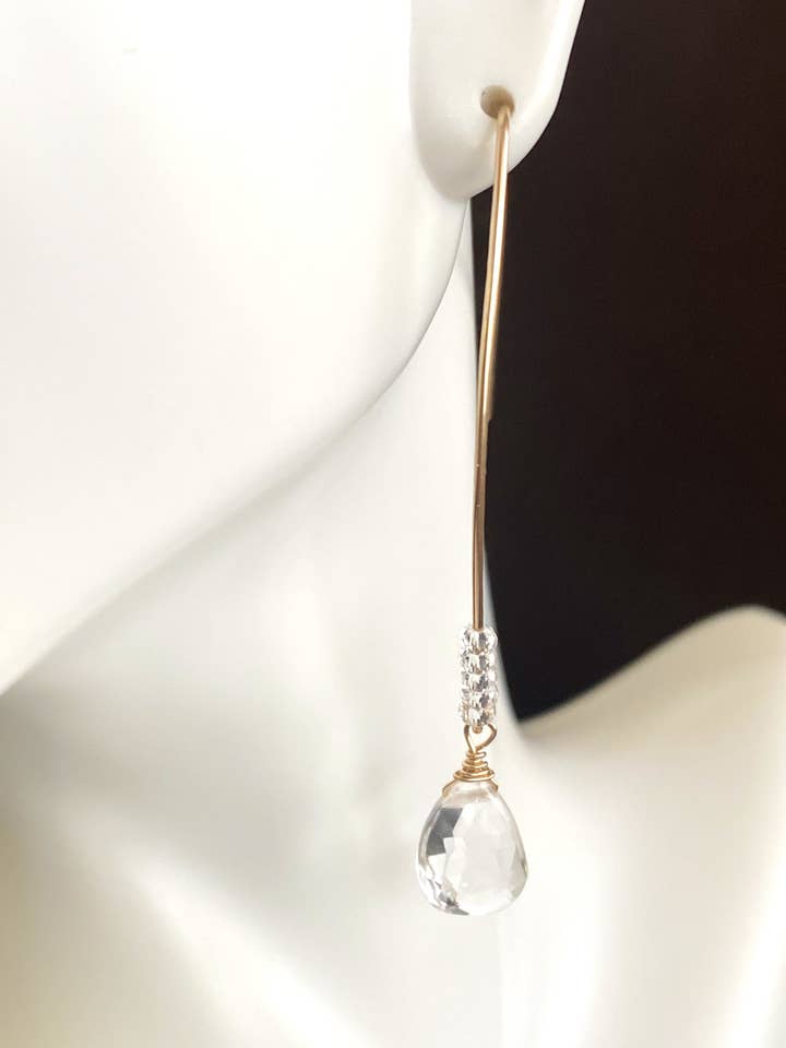 Topaze blanche sur fil d'oreille allongé pour la vente par Judy Brandon Jewelry