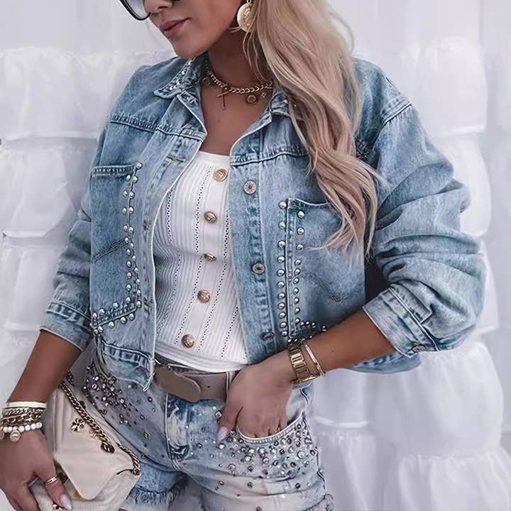 Rivets sur l'ouverture avant de la veste courte pour femme pour la vente par Lily Clothing