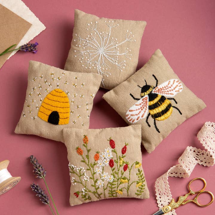 Corinne Lapierre Limited - Vendita all'ingrosso Attrezzatura per ricamo/punto croce - Kit Ricamo Borse Lino Lavanda - Ape