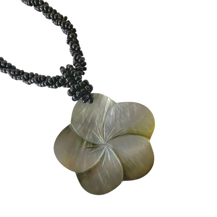 Collana con ciondolo a conchiglia intagliata e perline con fiore di plumeria per la vendita all'ingrosso da parte di Maka Imports