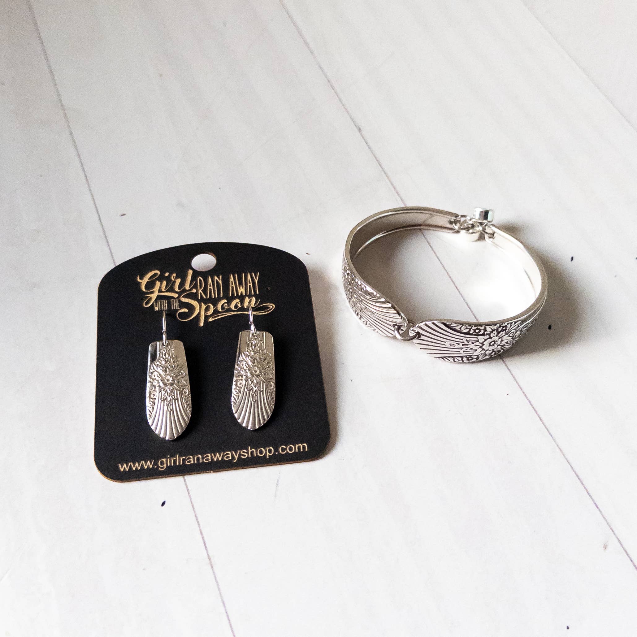 Girl Ran Away With the Spoon – wholesale Hängande örhängen – Ringblomsskedhandtagsörhängen2