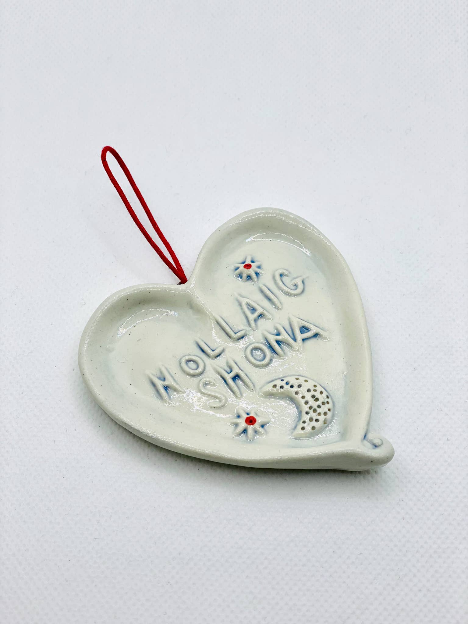 The Mood Designs Ceramics Limited - Vente Objets de décoration - Ornement céramique en forme de cœur « Nollaig Shona » fait main en Irlande7