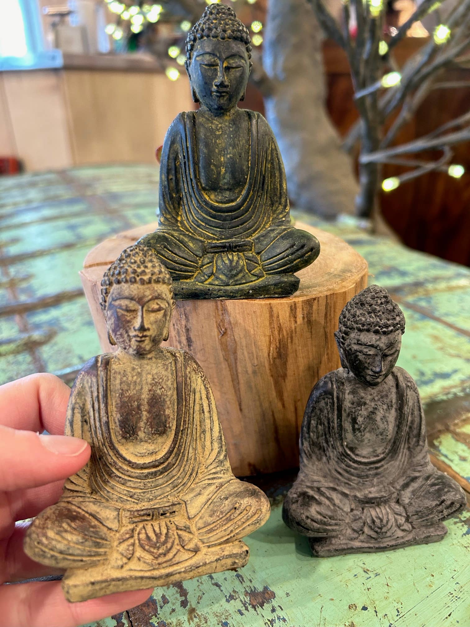 Asia West – wholesale Dekorativ statyett – Liten buddhafigur i grått/grönt/brunt3