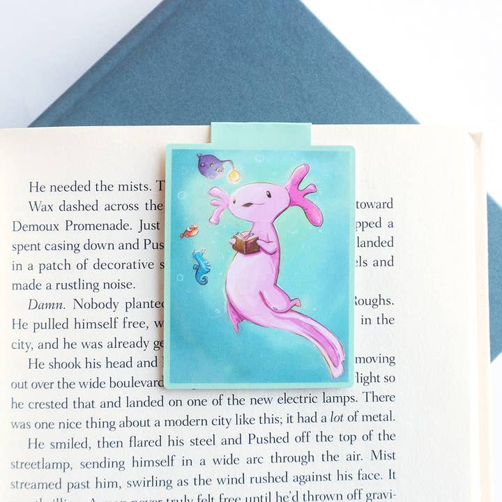 Niedlicher Lesender Axolotl | Magnetisches Lesezeichen für den Großhandel von Abigail Emmert Art
