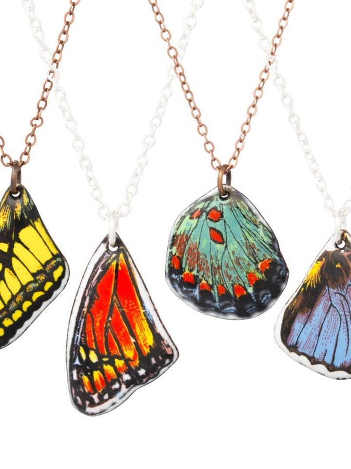 Schmetterlingsflügel-Charme-Halskette, Vintage emailliert | Sortiert für den Großhandel von Rising Jewelry
