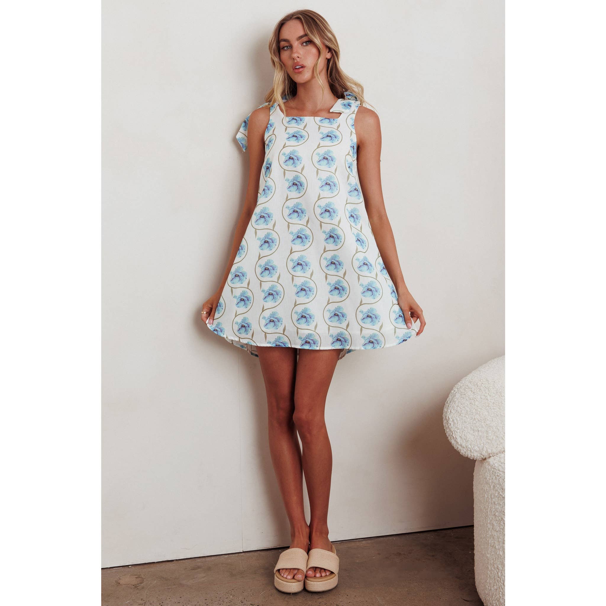One and Only Collective - Wholesale Jurk - Dames - MINI-JURK MET GEKNOOPTE SCHOUDERRIEM EN BLOEMENPRINT2