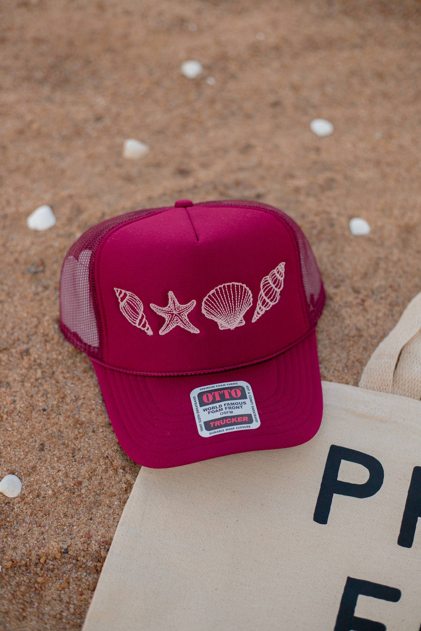 Hartland Goods - Vendita all'ingrosso Cappellino da camionista - Donna - Cappello Trucker Ricamato con Conchiglia Marina - Bordeaux/Rosa2