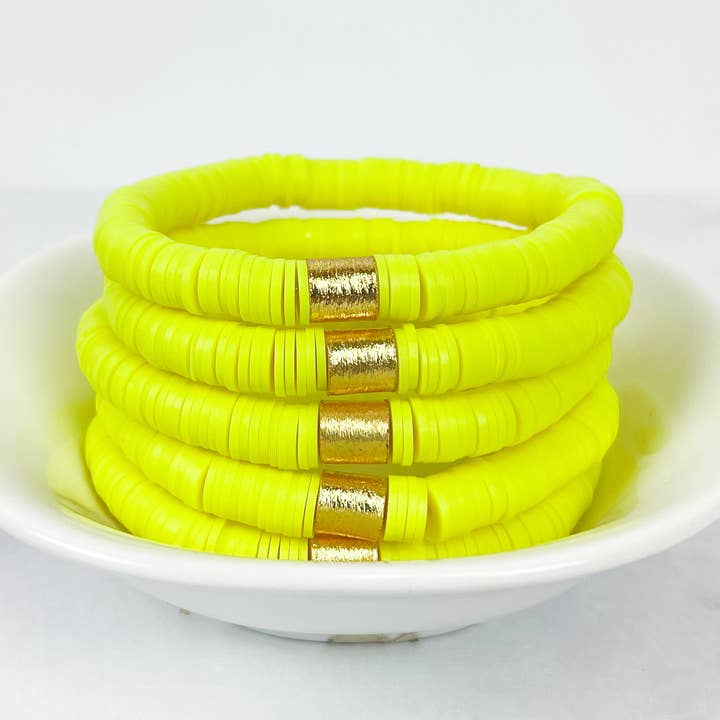Heishi Armband in Neon-Gelb mit goldfarbenem Metallring für den Großhandel von The Mod Miss