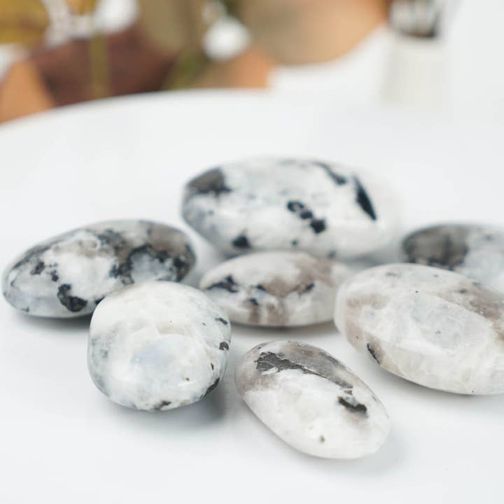 Moon Rituals - Venta al por mayor Piedras/cristales espirituales - Piedra de palma Rainbow Moonstone para el equilibrio emocional y la paz interior