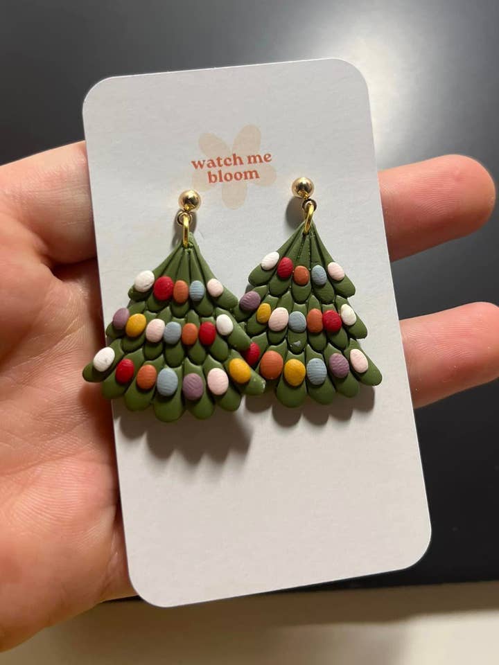 Boucles d'oreilles en pâte polymère pour arbres de Noël faites à la main pour la vente par Watch Me Bloom