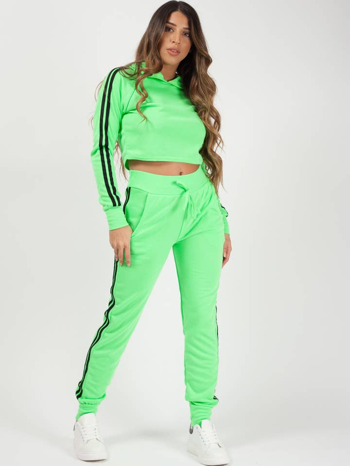 Ensemble de détente court à rayures latérales pour la vente par AX Labels