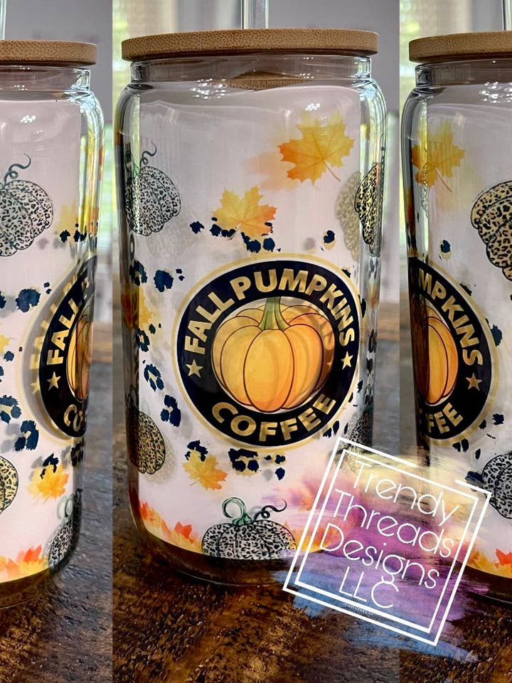 Herbst-Kürbis-Kaffeeglas Libby Dose mit Stroh- und Bambusdeckel für den Großhandel von Trendy Threads Designs LLC
