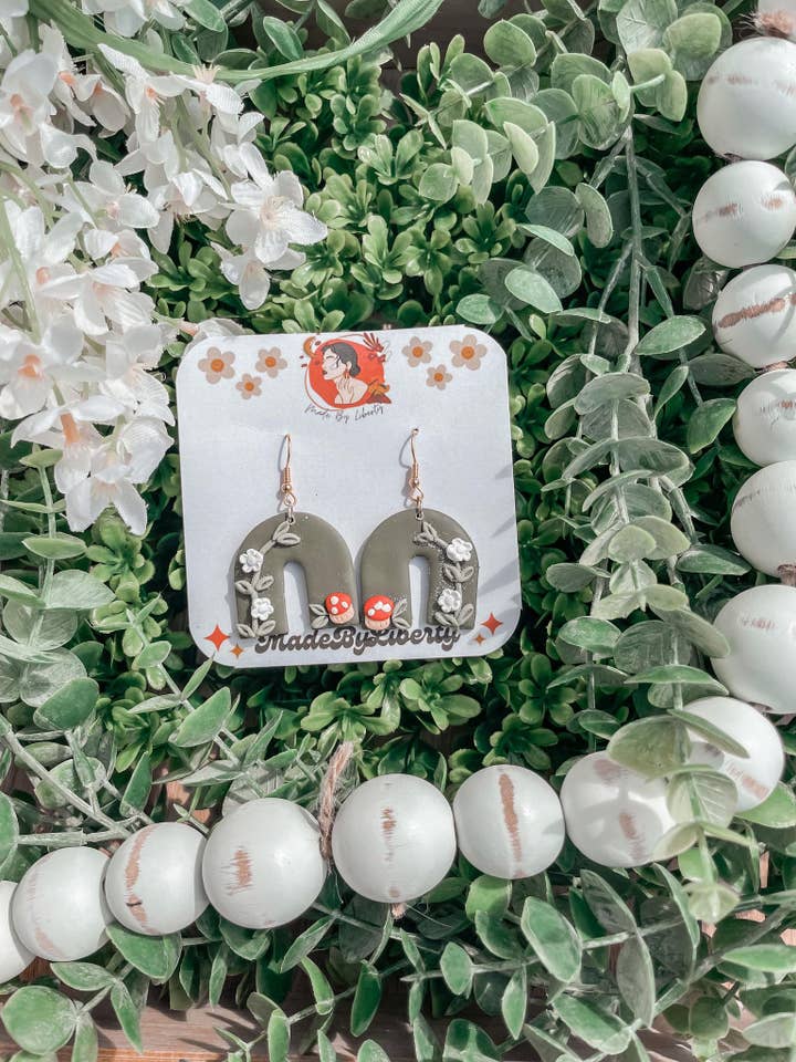 Boucle d'oreille en argile avec arche de jardin pour la vente par MadeByLiberty