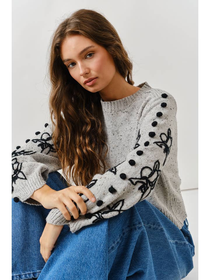 Aaron & Amber – Engroshandel Pullover - Dame – MAS3020 ÆRMET BRODERET SWEATER MED POMPOM0