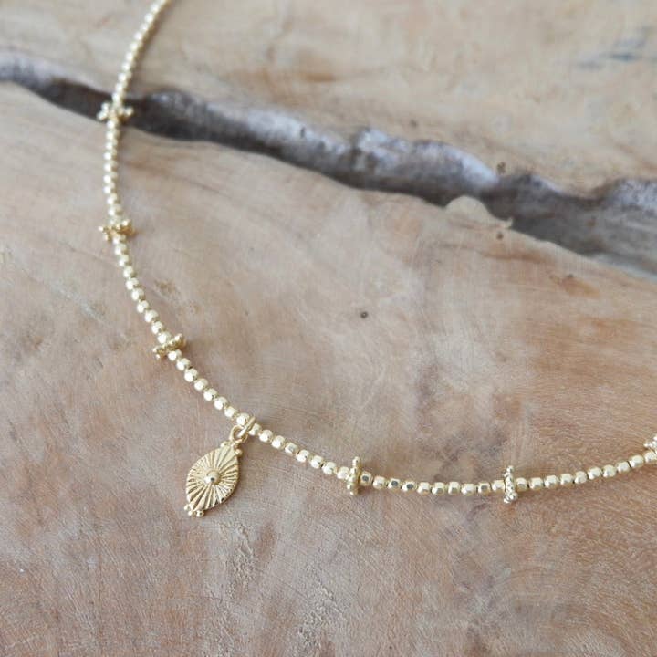 Collana choker con perle dorate “Gold Ailey” per la vendita all'ingrosso da parte di THA-MAKA