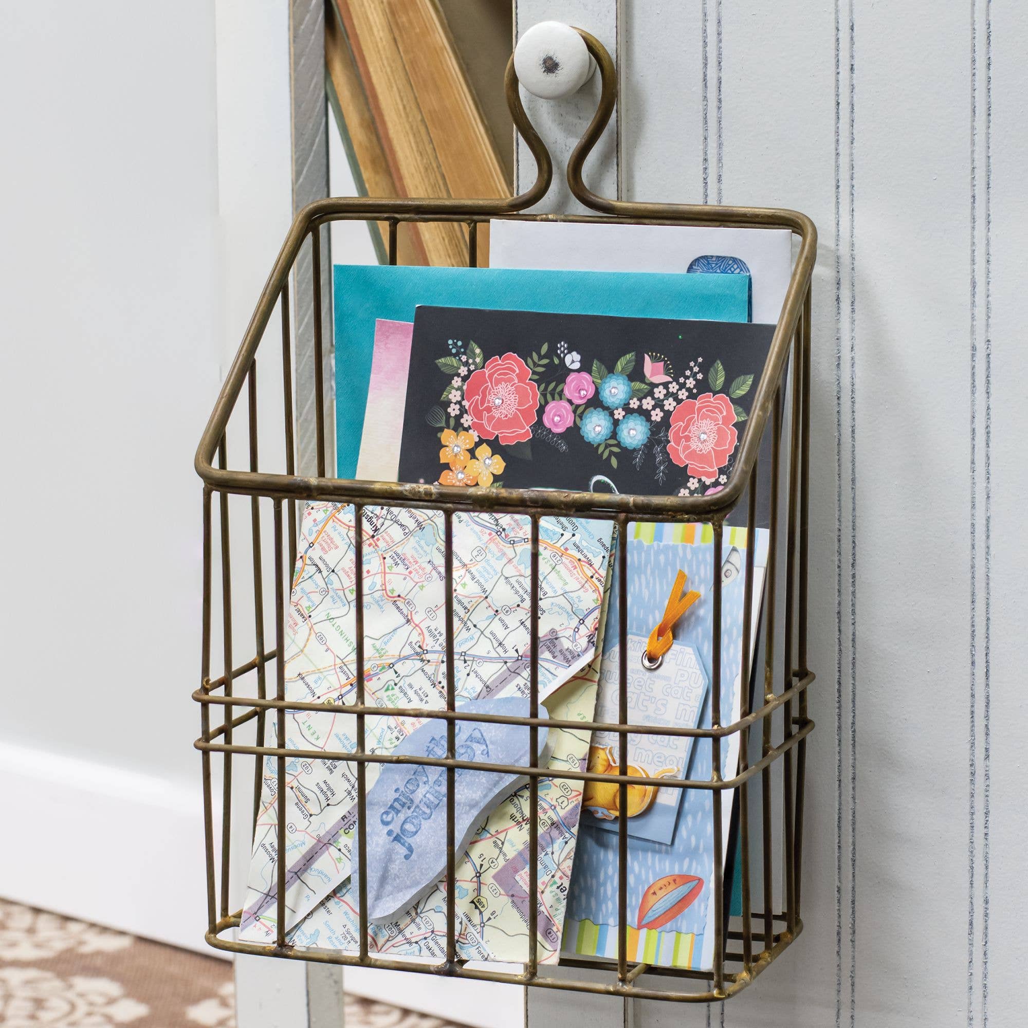 Col House Designs - Vente Paniers - Panier mural en métal doré rustique1