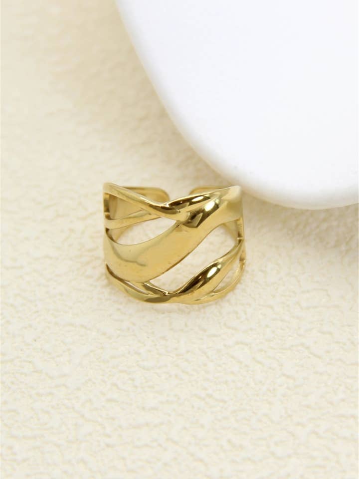 Intertwined design gold ring – Stainless steel for wholesale by BELLISSIMA BIJOUX