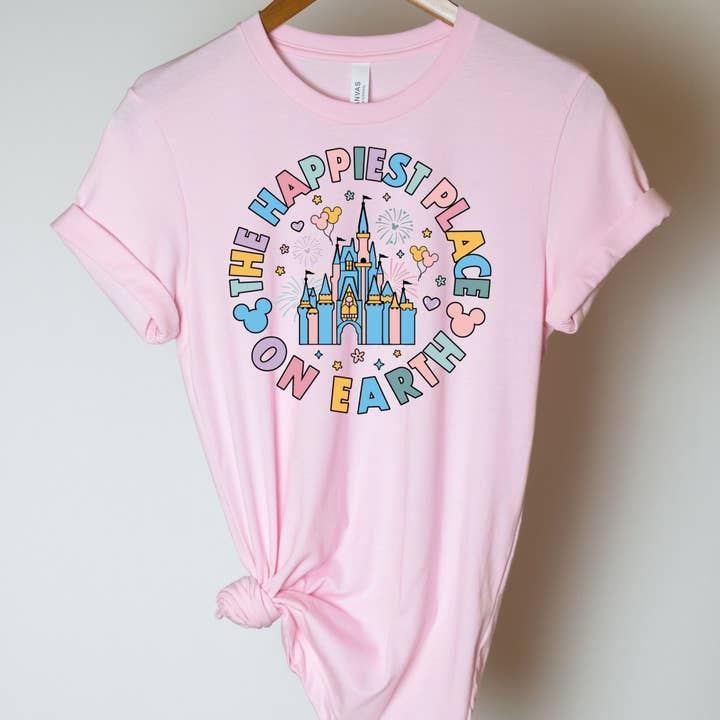 T-shirt rose Happiest Place On Earth Castle pour la vente par Simply Tees