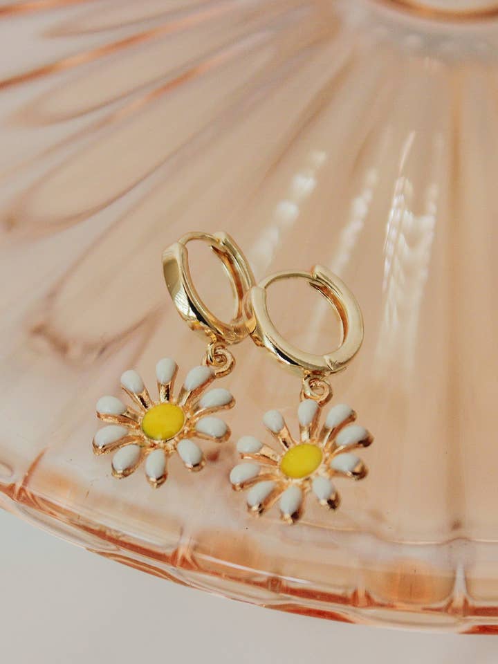 Créoles Daisy Huggie pour la vente par The Golden Girl Co.